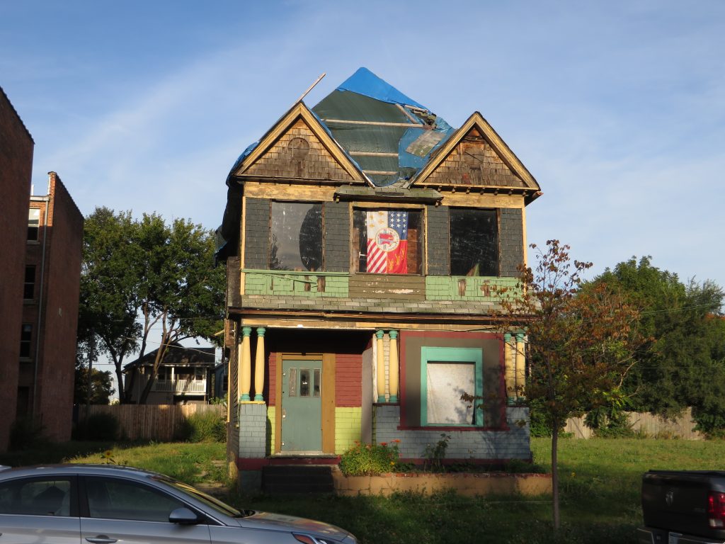 Vacant home in Detroit. Photo taken Sept. 25, 2015 by Ken Lund. (CC BY-SA 2.0 DEED) https://creativecommons.org/licenses/by-sa/2.0/