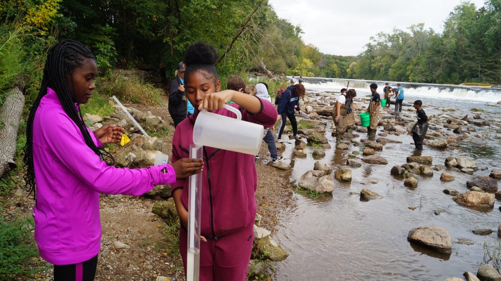 Seventh graders sampled the water’s turbidity and tested for pH, dissolved oxygen, nitrate, and phosphate. They also measured the river speed, temperature, and assessed an Index of Biological Integrity based on what organisms they observed. Photo by Michael Timm.
