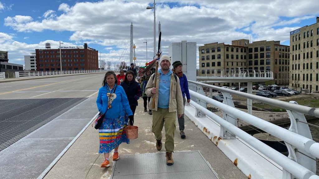 Siobhan Marks and Joe Fitzgerald lead the walkers over the 6th Street Viaduct. Photo by Cheryl Nenn.