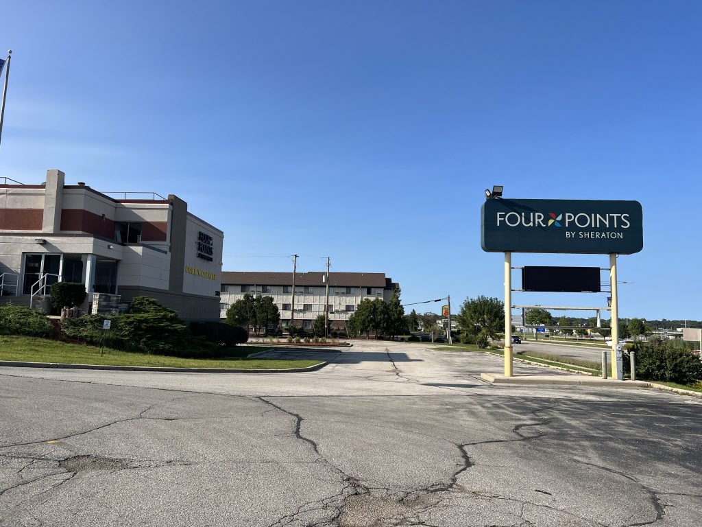 Airport hotel to be auctioned, another could soon reopen » Urban Milwaukee