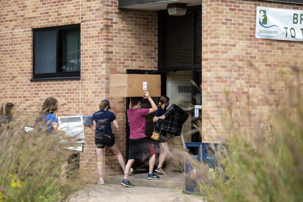 Students move in to a UW-Eau Claire residence hall Saturday, Aug. 28, 2021. Angela Major/WPR