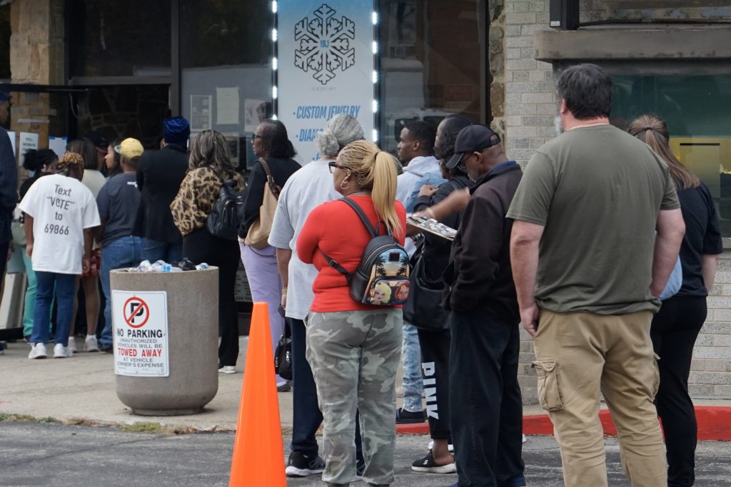 The wait to vote at the former Milwaukee Western Bank stretched more than 90 minutes on the first day of early voting. (Trisha Young / Wisconsin Watch)