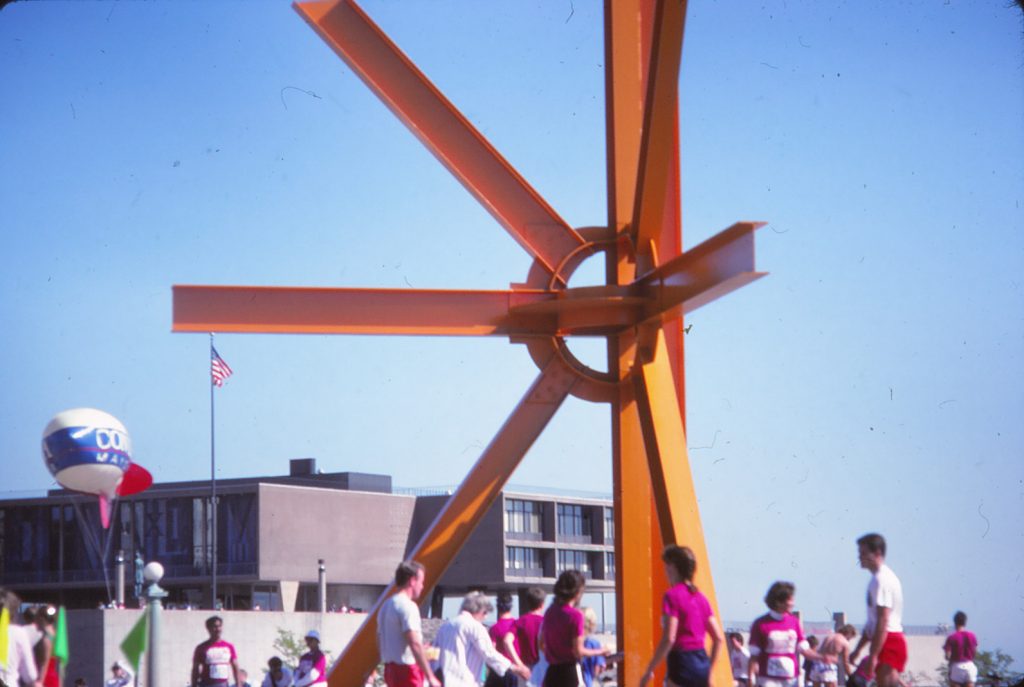 Mark di Suvero’s sculpture The Calling at the foot of E. Wisconsin Avenue in downtown Milwaukee, with the Milwaukee County War Memorial in the background. Photograph by Lyle Oberwise. Courtesy of the Milwaukee County Historical Society Research Library.