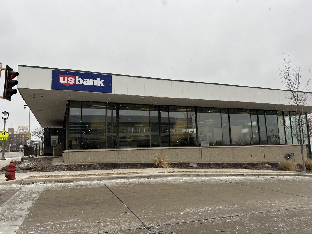 U.S. Bank branch at 2537 W. Wisconsin Ave. Photo by Jeramey Jannene.