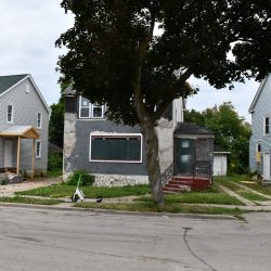 Initiative Home (left), abandoned home (middle), privately-owned home (right). Photo taken Aug. 13, 2023 by Jeramey Jannene. All Rights Reserved.