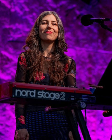 Julia Holter. Photo by Justin Higuchi. (CC 2.0) https://creativecommons.org/licenses/by/2.0/deed.en