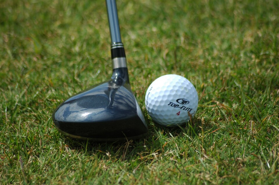 Fairway wood positioned near golf ball. https://www.flickr.com/photos/wkulicki/4010582747/, CC BY 2.0 , via Wikimedia Commons