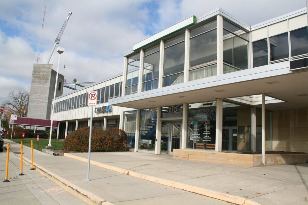 Chase Bank at 210 W. Capitol Dr. in 2022. Photo by Jeramey Jannene.