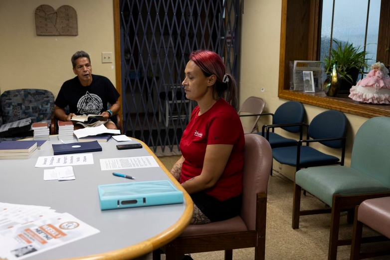 Tracy Germait, right, leads a Cocaine Anonymous meeting with Mark Stevens, co-chair of the group, left, on Aug. 12, 2025, at MannaFest Church in Green Bay, Wis. (Joe Timmerman / Wisconsin Watch)