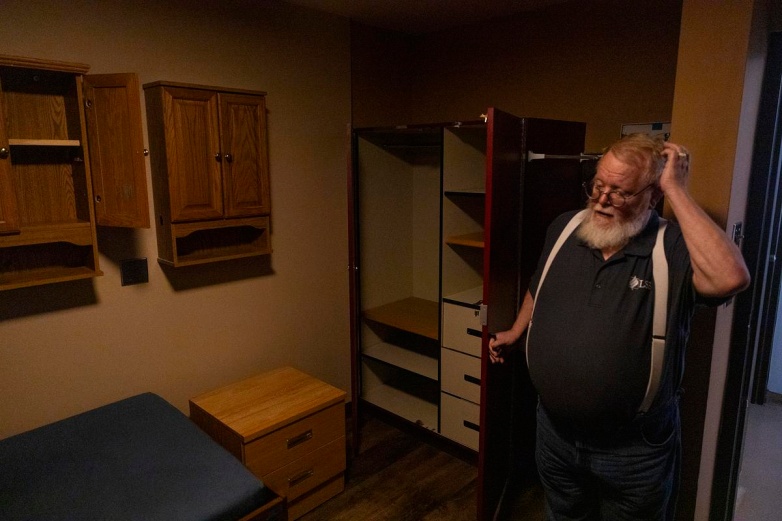 Randy Withrow, site director of Klein Hall, walks into a room that formerly housed a veteran, Monday, Aug. 25, 2025, at Klein Hall in Chippewa Falls, Wis. (Joe Timmerman / Wisconsin Watch)