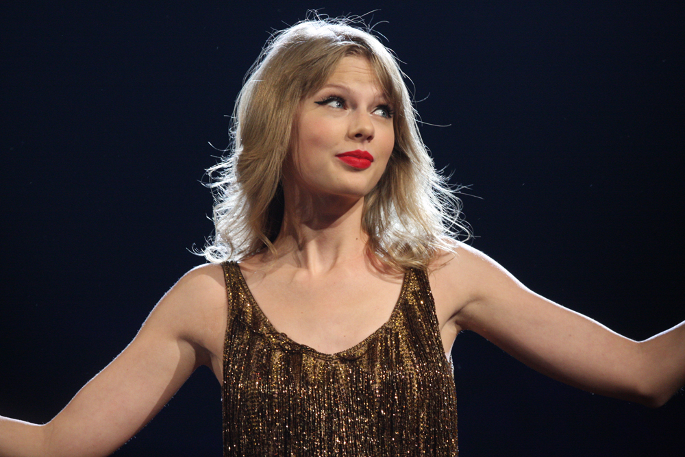 Taylor Swift. Photo Eva Rinaldi, CC BY-SA 2.0 <https://creativecommons.org/licenses/by-sa/2.0>, via Wikimedia Commonsy