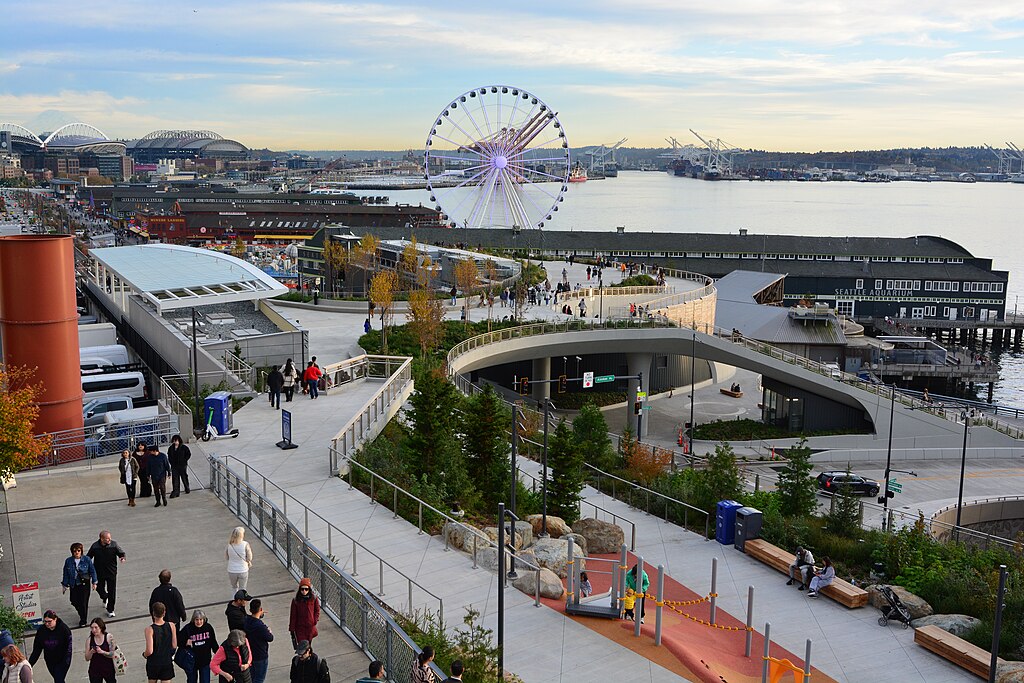 Overlook Walk from Pike Place Market to the Waterfront, Seattle, Washington, U.S. Photo by Joe Mabel, CC BY-SA 4.0 , via Wikimedia Commons
