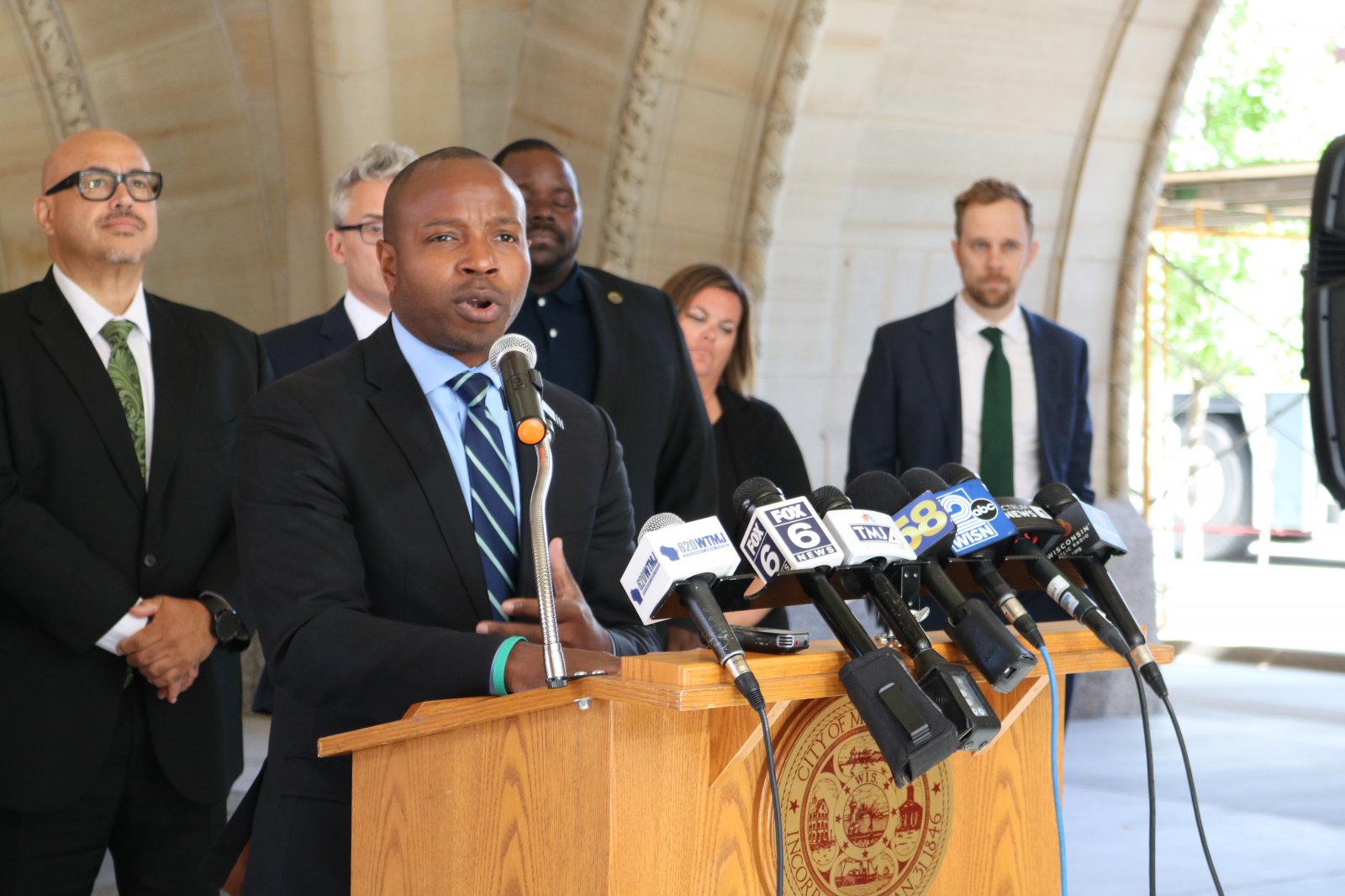 Mayor Offers Olive Branch On Oversight of Cabinet Officials