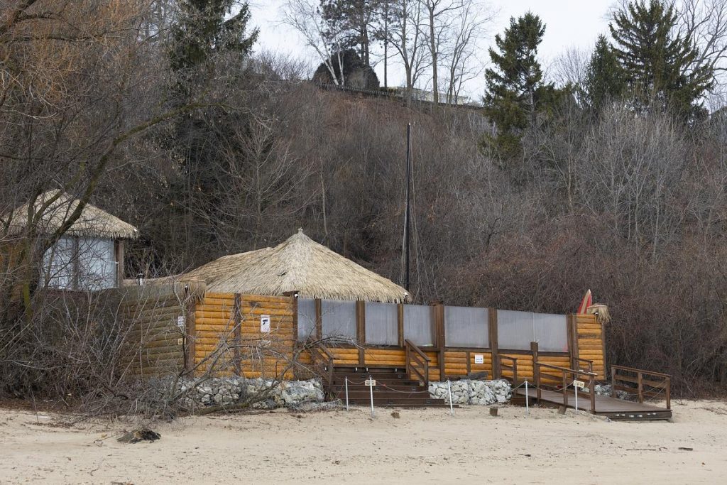 Signs noting security cameras and warnings against trespassing are posted on Daniel Domagala’s beach compound along Lake Michigan just north of Atwater’s public swimming beach in the village of Shorewood, Wis., on Jan. 8, 2026. (Joe Timmerman / Wisconsin Watch)