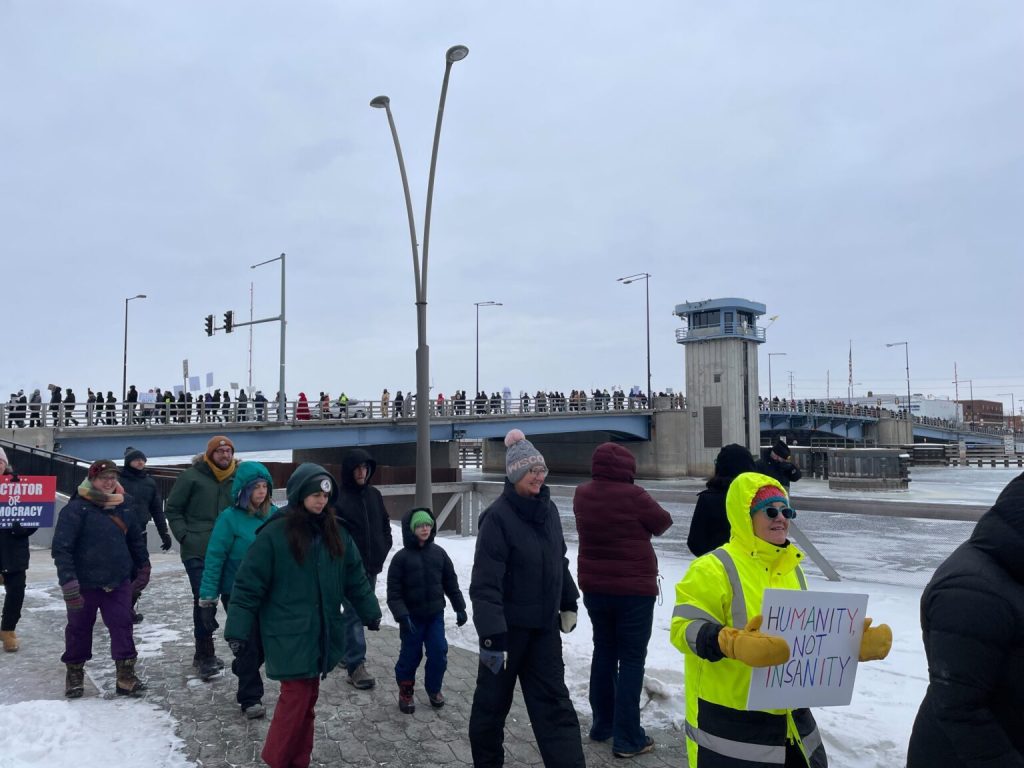Green Bay residents protest the shooting of Alex Pretti | Photo by Andrew Kennard/Wisconsin Examiner