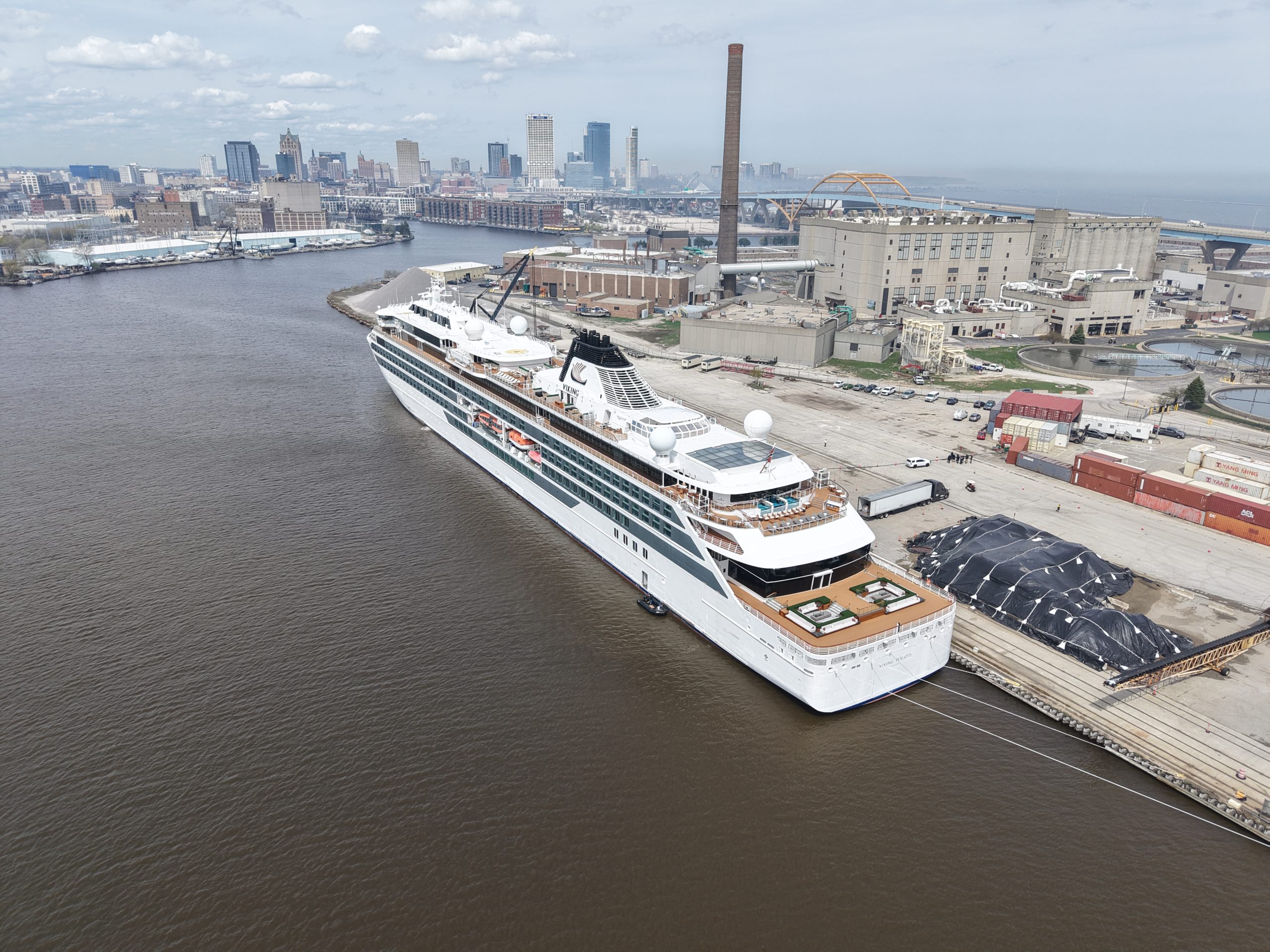 First Cruise Ship of Record-Breaking Season Steams Into Port