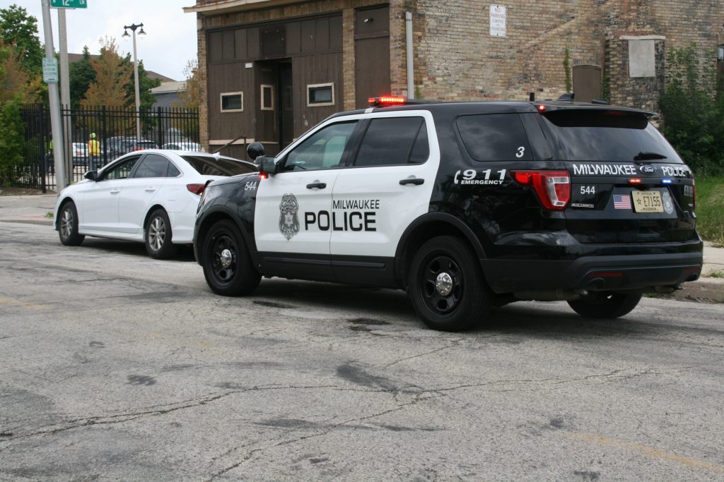 Milwaukee Police Department officer pulls over a vehicle on N. 12th Ln. Photo by Jeramey Jannene.