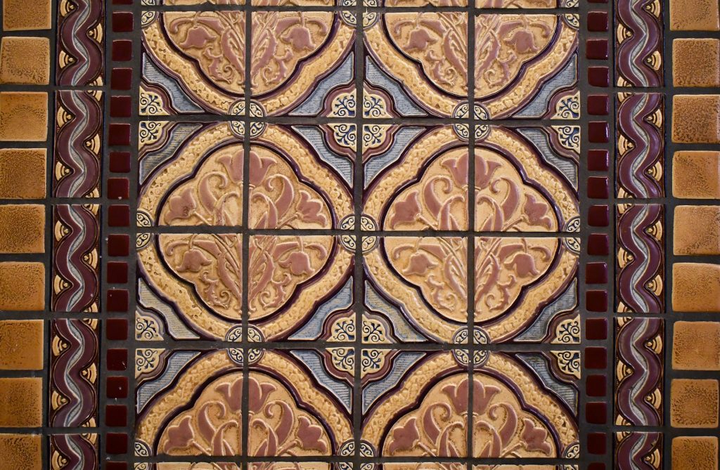 Detail of the "tulip medallions" also found in the non-extant office of company President Carl Bergmans. Photo by Ben Tyjeski.