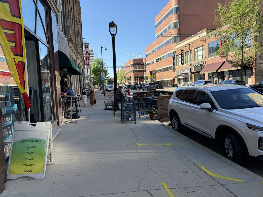 Milwaukee Overhauling Parklet, Sidewalk Dining Approval Process