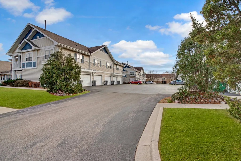Arbor Ridge Apartments. Photo courtesy of CBRE.