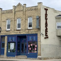 2220-2222 S. Kinnickinnic Ave. Photo by Jeramey Jannene.