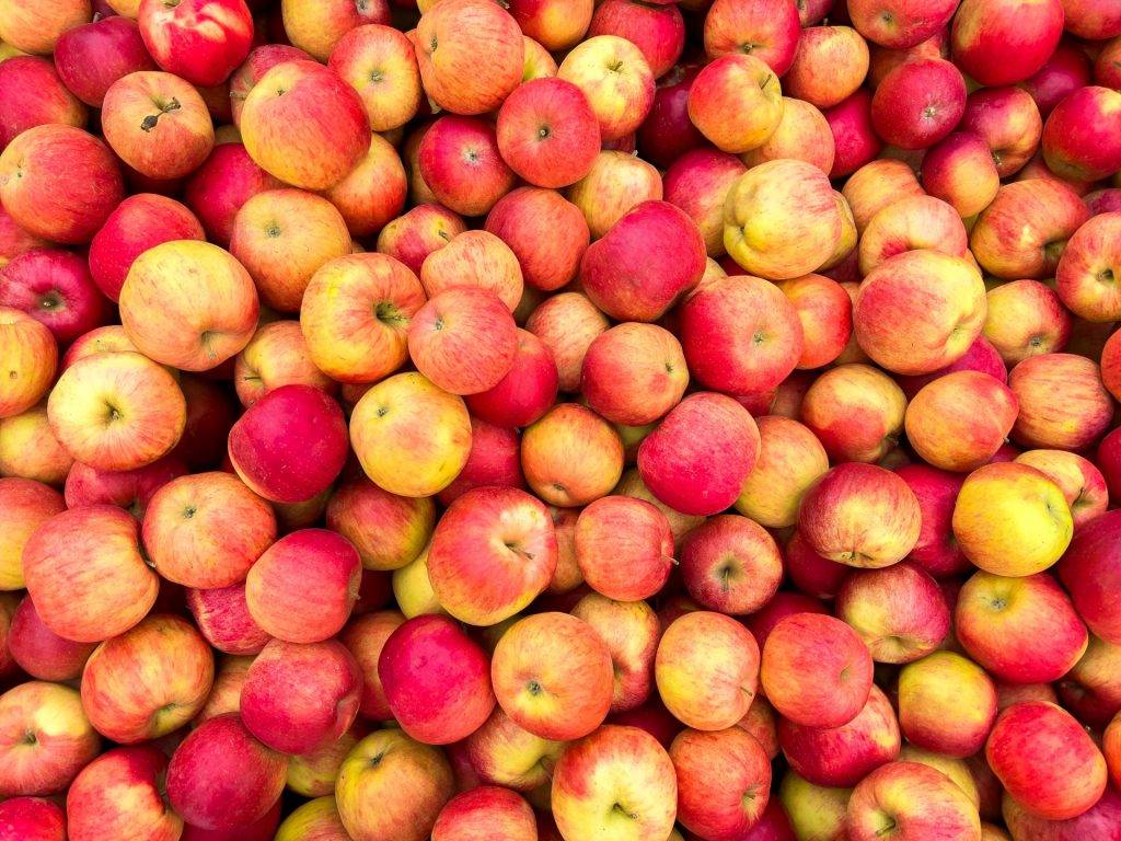 Apples (CC0 Public Domain).