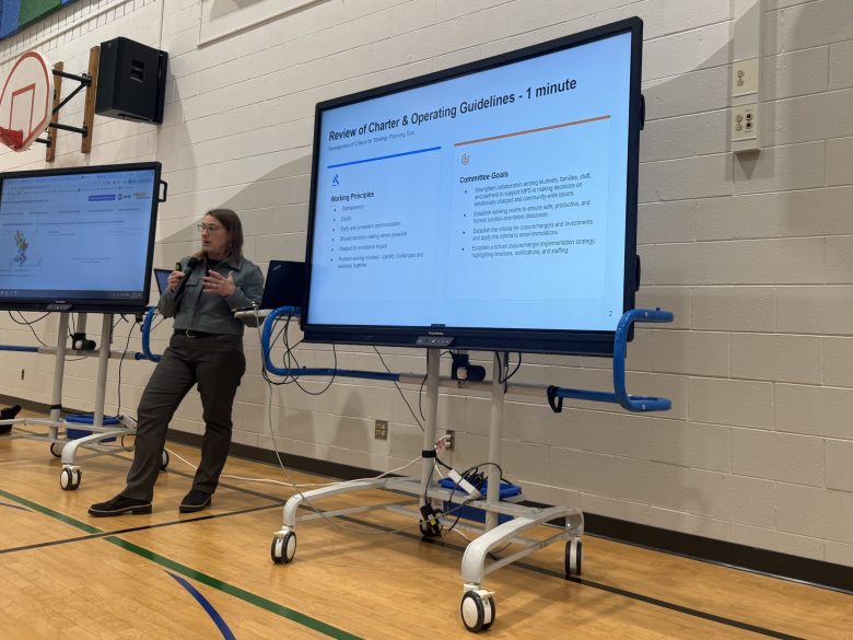 School closures were the main topic of discussion during a Great Schools Committee meeting on Sept. 28 at Starms Discovery Learning Center, 2035 N. 25th St. (Photo by Alex Klaus / Milwaukee Neighborhood News Service / Report for America)