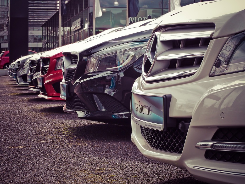 Row of cars (CC0 1.0 Universal).