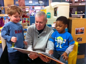 Bill Bravener reading to kids