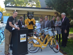 Bublr Bikes executive director Kevin Hardman, county executive Chris Abele, UWM student senator and representative on the Student Transit Committee Dakota Crowell, UWM chancellor Mark Mone, vice chancellor of Finance and Administrative Affairs Robin Van Harpen and Mayor Tom Barrett