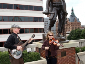 Live music by John and Susan Nicholson from Frogwater. Photo by Erol Reyal