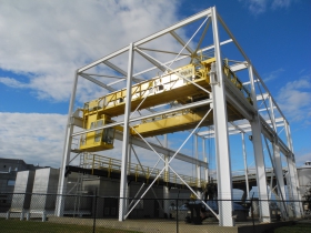 Machine for loading containers onto trucks