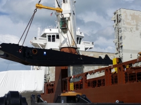 Mining shovel component for Sweden being loaded on ship, May 2015