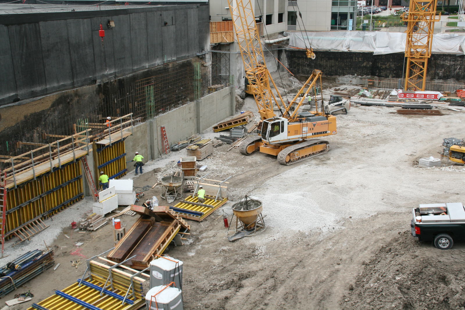 Friday Photos: 833 East, the Unsung Hero of Office Towers