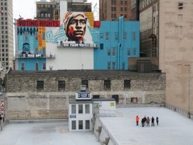Patti Keating Kahn and Chuck Kahn Watch Mural Be Painted