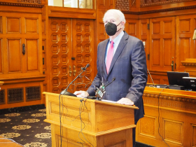 Barrett Addresses Audience at Oath Ceremony