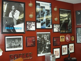 Interior of the CITY.NET Café. Wisconsin Ave. Photo by Peggy Schulz.
