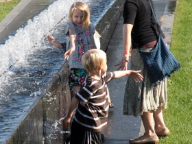 Cooling off at the Lakefront Festival of Art, South Fountain