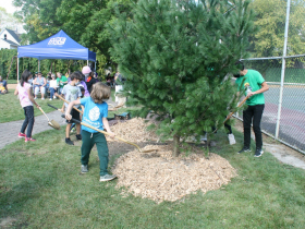 Students Distribute Mulch