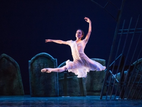 Luz San Miguel as Giselle.