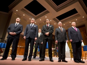 (L – R) – Brit Whittle, Mark Jacoby, (back row) Reese Madigan, Steve Sheridan, Martin L’Herault, and Jeff Steitzer in Milwaukee Repertory Theater’s 2014/15 Quadracci Powerhouse world premiere production of Five Presidents.