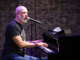 Milwaukee Repertory Theater presents Piano Men in the Stackner Cabaret January 7 – February 27, 2022. Pictured: Steve Watts