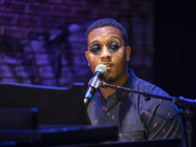 Milwaukee Repertory Theater presents Piano Men in the Stackner Cabaret January 7 – February 27, 2022. Pictured: Nygel D. Robinson