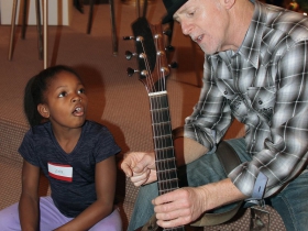 Willy Porter enjoys a moment with Zoe from Wauwatosa.