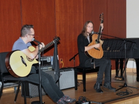 Mike Dawes speaks to the audience at the Fingerstyle Master Class with Antoine Dufour & Mike Dawes