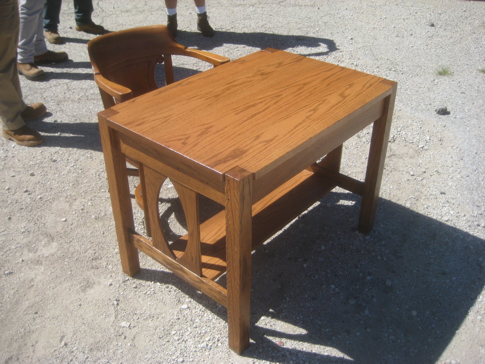 Signing table