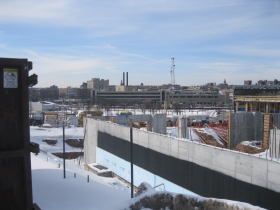 Despite the cold construction of the Avenir continues.