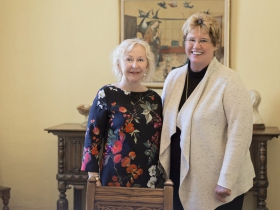 Mental health advocate and Mount Mary alumna Billie Kubly ’57, meets with university president Dr. Christine Pharr.