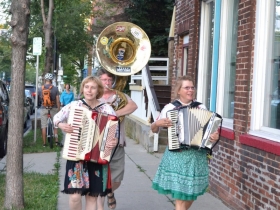 The Squeezettes Saranade the Riders