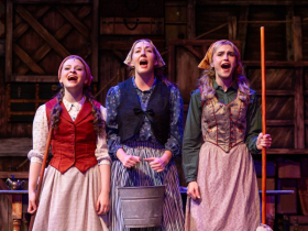 (I. to r.) Naomi Kriege (Chava), Erin Fricker (Tzeitel), and Kynkade McLachlan (Hodel) in Skylight Music Theatre’s production of Fiddler on the Roof running October 3-26, 2025.